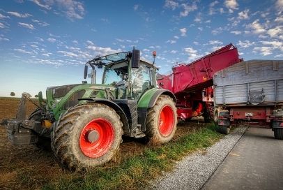 Traktor auf einem Feld dank Landmaschinen Finanzierung in Form von Leasing 